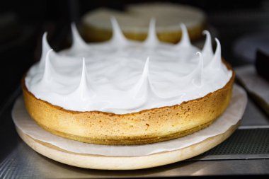 Lezzetli kek pasta cafe ye. Tatlı İtalyan Restoran gıda kapatın. Tatlı refrigirator tabakta kremalı pasta. Beyaz muhallebi tepesi ile bisküvi tart.