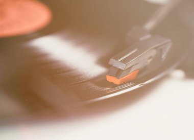 Retro hippi müzik çalar. Vintage elektronik aygıt dinleme vinil kayıtlar için