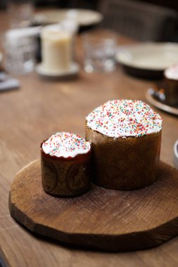 Lezzetli ev Paskalya dekorasyon buzlanma ile pasta. Lezzetli yemek keyfini ve Ortodoks Hıristiyan bahar tatil kutlamak. Mevsimlik kutlama yemekler masaya servis