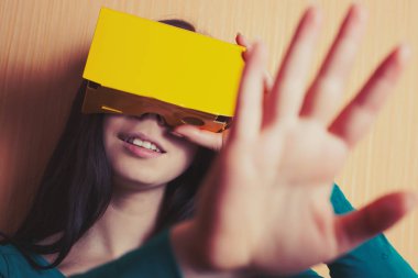 Karton gaming mezartaşı çok eğlenceli olabilir. Bu kız video oyunu akıllı telefonunu kutunun içini çalış.  