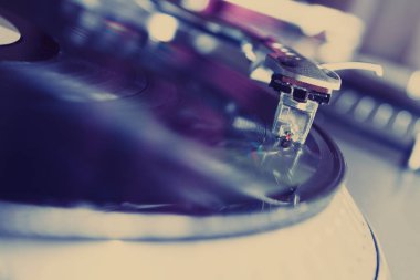 bir DJ için profesyonel ses ekipmanları. pikap vinil Pikaplar ve 2 kanal ses denetleyicisi karıştırma. 