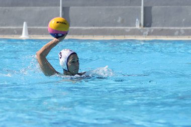 Atina - 7 Ekim,2012: Bayanlar sutopu şampiyonası. Kadınlar açık açık yüzme havuzunda sutopu oynarlar. Profesyonel sutopu takımı, ödül için savaş. Yakalayıcı topu kapıda yakalar. Takım gol.