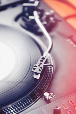 Turntable vinil müzik çalar, analog ses teknolojisi DJ için analog ve dijital müzik çalar. Kapat, profesyonel stüdyo, konser, etkinlik için makro ekipman. 