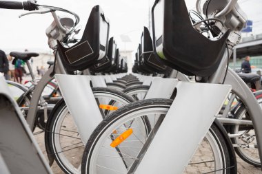 Tekerlekli Bisiklet Bisiklet Park yerinde kentsel sokak park. Bisiklet almak ve hızlı şehir sokaklarını binmek. Sağlıklı ve ekolojik taşımacılık. Yeşil ulaşım