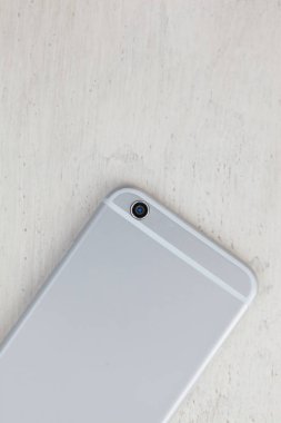 Beyaz arka plan üzerinde popüler cep telefonu modeli. Fotoğraf çekmek ve internet'e bağlanmak için Smartphone gençlik için. Kopya alanı, yer metin 