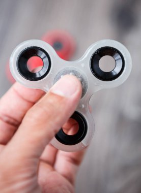 Popüler parmak spinner aygıt ile boy oynayın. Modern topluca iplik oyuncak yatakları üzerinde. Elinde sıralayacağız ve serin yeni püf noktaları öğrenin. Bu yeni dönen becerikli alet ile eğlenin.