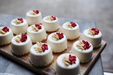 Kafede doğal ahududu ile güzel bu cupcakes tadını çıkarın. Lezzetli İtalyan restoran tatlı gıda menü arka plan