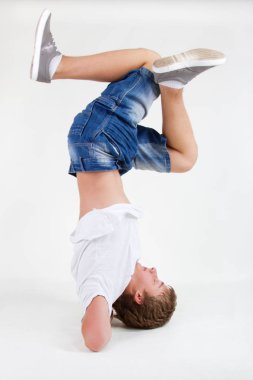 beyaz zemin üzerine gencin bboy eğitim