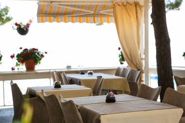 Rahat plaj restoran Croatia.Enjoy geleneksel Hırvat mutfağı sahil üzerinde yaz kafede tablosunda. Temiz, boş tablolar ziyaretçiler için hazır. Gevşeme ve iyi yemek için popüler bir turizm