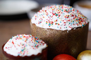 Ev yapımı Paskalya kek ve boyalı renkli tavuk yumurtası bahar Christian Ortodoks tatil kutlaması için dekore edilmiştir. Dekoratif lezzetli ev yapımı yemekler tadını çıkarın