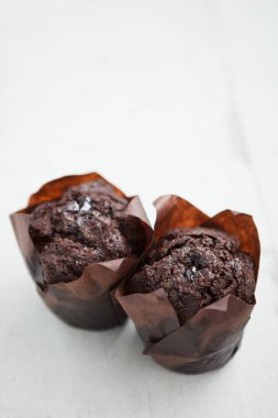 Beyaz masada iki çikolatalı kekler. Metin için yer kopyalayın. Kakao ve şeker ile şekerli tatlı foor. Yakın, makro. 