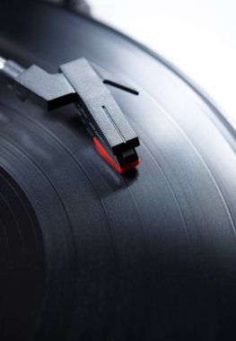 Reto hippi müzik çalar. Vintage elektronik aygıt dinleme vinil kayıtlar için