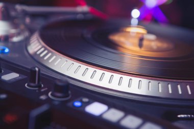 Pikap dj vinil plak çalar yakın kadar dijital müzik Dj için analog ses teknolojisi. Yakın, makro disk jokey profesyonel stüdyo, konser, etkinlik için donatım