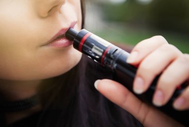 Genç güzel kız vaper. Popüler Buharlaştırıcı aygıt e-cig, e-sıvı veya e-suyu ile dolu. Modaya uygun elektronik gagdet. Sigara nikotin bıraktın, vaping gliserin meyve lezzet ile başlamak