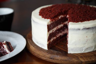 Lezzetli taze pişmiş kremalı pasta kırmızı bisküvi ile hizmet ve İtalyan restoranında ahşap plaka üzerinde kesmek. Kafe menüde lezzetli tatlı gıda maddesini. Öğle yemeği için doğal tatlı zevk