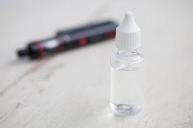 Popüler vaping e-sıvı dolum lezzetli meyve veya pasta lezzet ile. Buharlaştırıcı ve e-suyu dolum. Sıvı tütün probilen glicol ve gliserin temel ile tekrar doldur. Metin üzerinde şeffaf şişe yerleştirin.