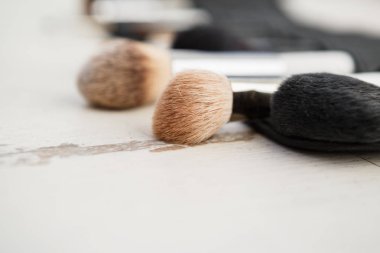 Profesyonel yüz kümesi fırça visagiste için telafi. Yüz makyaj için güzellik studio araçları. Güzel yüz boyama için visagiste makyaj masasında fırçaların yakın çekim 