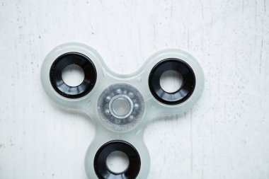 Popüler parmak spinner aygıt. Modern topluca iplik oyuncak yatakları üzerinde. Elinde sıralayacağız ve serin yeni püf noktaları öğrenin. Bu yeni dönen becerikli alet ile eğlenin.