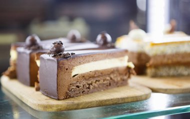 İtalyan Pasta Cafe, tatlı menü öğesi. Krem ve bisküvi lezzetli çikolatalı kek. Çocuk oyuncağı Restoran buzdolabı.