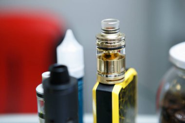 Vape Dükkanı. Modern vaping cihaz bakım ve yükseltme bölümlerinde kapatın. O popualr ecig vaper cihaz satın. Elektronik Sigara İçilmeyen ejuice için aracı. Tel ile damlatıcı baş odaklanmak