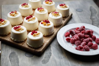 Taze ahududu meyveleri ile lezzetli fincan kek