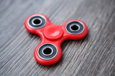 Popüler parmak spinner aygıt. Modern topluca iplik oyuncak yatakları üzerinde. Elinde sıralayacağız ve serin yeni püf noktaları öğrenin. Bu yeni dönen becerikli alet ile eğlenin.