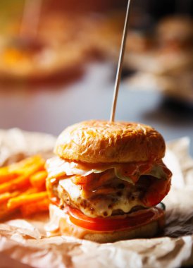 Lezzletli hamburger biftek et pirzola ile fastfood restoranda tabakta servis. Büyük şişman burger Cafe menü tablo. Sağlıksız yiyecek arka plan