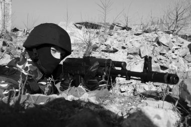 Otomatik Rus AK47 tüfek ile hedefleyen tam mühimmat Soldier 