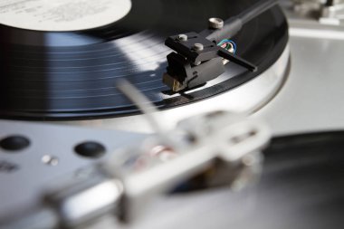 müzikal vinil kaydı ile pikap oyuncu. dj, gece kulübü ve retro bir tema için yararlı.