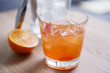 Lezzetli uzun portakal suyu ile bir içki. Tekila sunrise kokteyl Restoran. Serinletici içeceklerin keyfini çubuk 