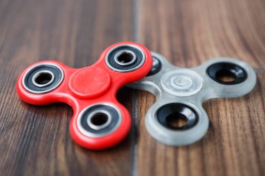 Popüler parmak spinner aygıt. Modern topluca iplik oyuncak yatakları üzerinde. Elinde sıralayacağız ve serin yeni püf noktaları öğrenin. Bu yeni dönen becerikli alet ile eğlenin.
