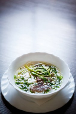 Lezzetli pho Bo haşlanmış Dana eti, baharat ve biber, pirinç çorbası erişte beyaz kase. Popüler baharatlı geleneksel Vietnamca mutfak. Egzotik restoranda lezzetli sıcak Çinli yemek menüsü