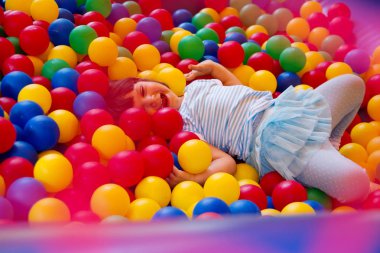 küçük beyaz bir kız eğlenceli zıplayan kalede aydınlık yaz gün olması.