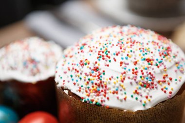 Paskalya Kulich kek ve Christian Ortodoks tatil kutlaması için boyalı yumurta üzerine kapatın. Buzlanma ile dekore edilmiş ev yapımı yemek yemek ve dini bahar tatili zevk