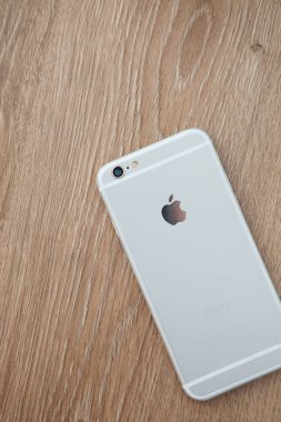 Beyaz arka plan üzerinde popüler cep telefonu modeli. Fotoğraf çekmek ve internet'e bağlanmak için Smartphone gençlik için. Kopya alanı, yer metin  
