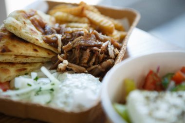 Kağıt tabak tablo büyük geleneksel Yunan mutfağı yemek hazır. Fast food medditeranean restoran menü yemekleri. Kavrulmuş et souvlaki yemeğin tadını çıkarın ve kızarmış gyros rulo. Abur cubur yemek listesi
