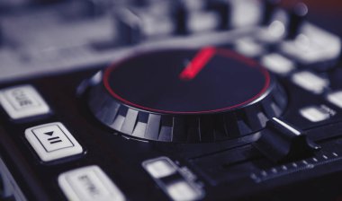 Profesyonel Dj MIDI denetleyicisi güverte. Dijital pikap için DJ ev partisi ya da gece kulübü konser müzik, şarkı ve çizik dijital parçaları çalmak. Pikap plakalı disk üzerinde odaklanmak