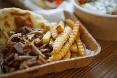 Kağıt tabak tablo büyük geleneksel Yunan mutfağı yemek hazır. Fast food medditeranean restoran menü yemekleri. Kavrulmuş et souvlaki yemeğin tadını çıkarın ve kızarmış gyros rulo. Abur cubur yemek listesi