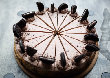 Mariupol, Ukraine - 15 Mayıs, 2017: Oreo çerezler dekorasyon için lezzetli çikolatalı kek pişmiş Mr.Bean kafede. İtalyan restoran tatlı gıda menü öğelerinde yakın çekim