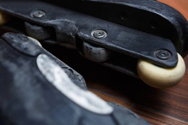 Ağır agresif inline paten kullanılır. Blok ile aşırı paten için rulman ağızları üzerinde derin scrathes eziyet. Büyük plastik evrensel çerçeveleri ve çıkıntıları ve raylar sokakta öğütmek için anti-rocker tekerlekler
