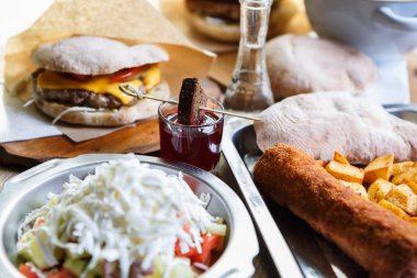 Geleneksel Sırp Shopska salatası, taze girlled burger ve alkollü meze fast food restoran tabloda alınarak atış iç. Egzotik yiyecek Cafe menü yemek. Restoranda lezzetli akşam yemeği