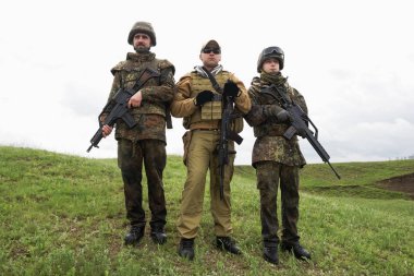 Askeri yardım. Ordu takım çalışması. Savaş üniforması içinde Ukraynalı ordunun kamuflajında silahlı askerler. Savaş Doğu Ukrayna. Heavy mühimmat, otomatik tüfek