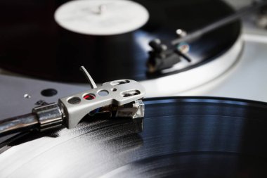 müzikal vinil kaydı ile pikap oyuncu. dj, gece kulübü ve retro bir tema için yararlı.