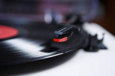 Retro hippi müzik çalar. Vintage elektronik aygıt dinleme vinil kayıtlar için