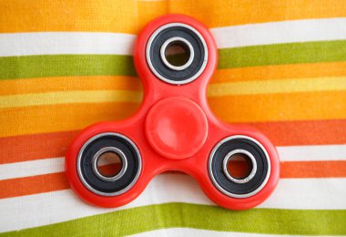 Parmak spinner oyuncak yatakları üzerinde. Süper popüler iplik aygıt. Topluca spinners ile oynarken zevk. Serin plastik Gadget eğlenmek için döner. Güzel mekanik karşı oyun