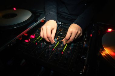 Elinde bir kadın Dj profesyonel ses ekipmanları iki parça karıştırma