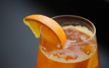 Tekila sunrise uzun içki barında ferahlatıcı tadını çıkarın. Sulu günü partisi için. Kristal bardak portakal suyu ve içki. Sıcak içecekler yetişkin insanlar için. Cam Portakal dilim