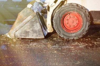 Kar temizleme makinesi kış yol kar ve buz ile dondurucu kaldırın. Kar-pulluk şehrin sokak temiz dondan. Kış servis araç kar üfleyici iş. Karlı buzlu yollarda dikkatli. Küreme ve tuz serme işlemi