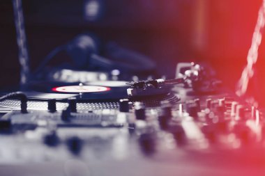 Turntable vinil müzik çalar, analog ses teknolojisi DJ için analog ve dijital müzik çalar. Kapat, profesyonel stüdyo, konser, etkinlik için makro ekipman. 
