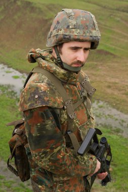 Genç bize otomatik tüfek ile SWAT asker çocuk. Kamuflaj kurşun geçirmez kask ateş hedef silah ile asker